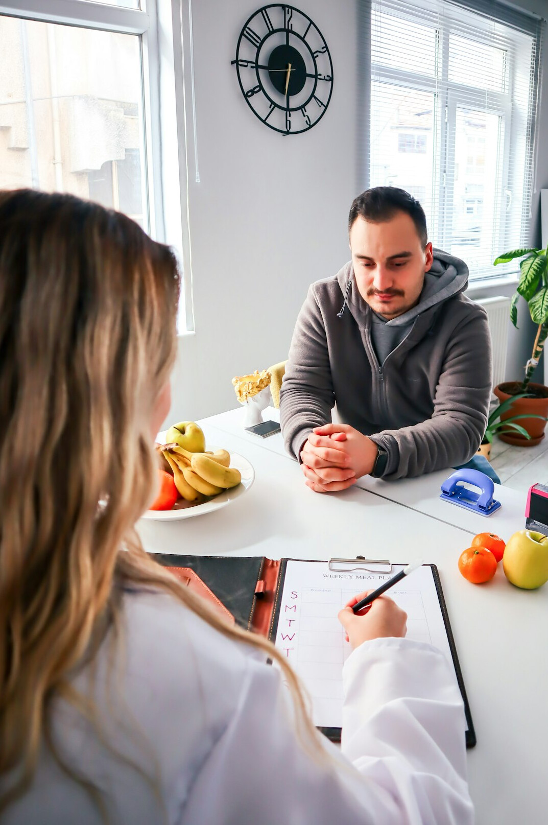 health advisor with client